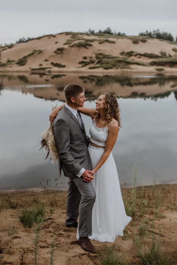 bride and groom sand dunes photos